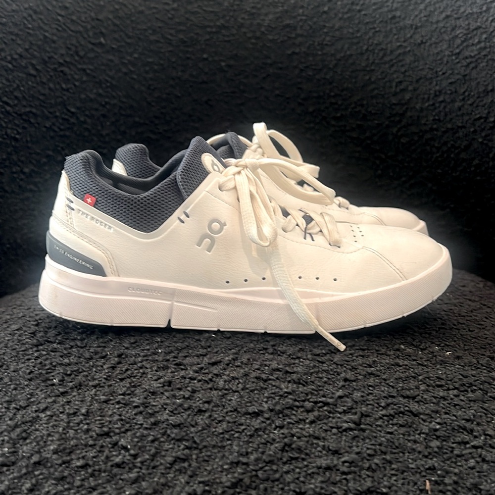 On Clouds The Rodger women’s sneaker size 7